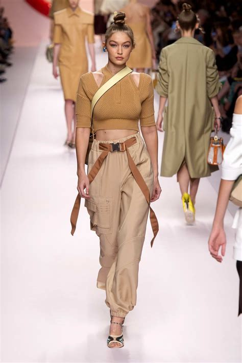 fendi modenschau sommer 2019|Milan Fashion Week: 10 Best Looks From Fendi Spring/Summer .